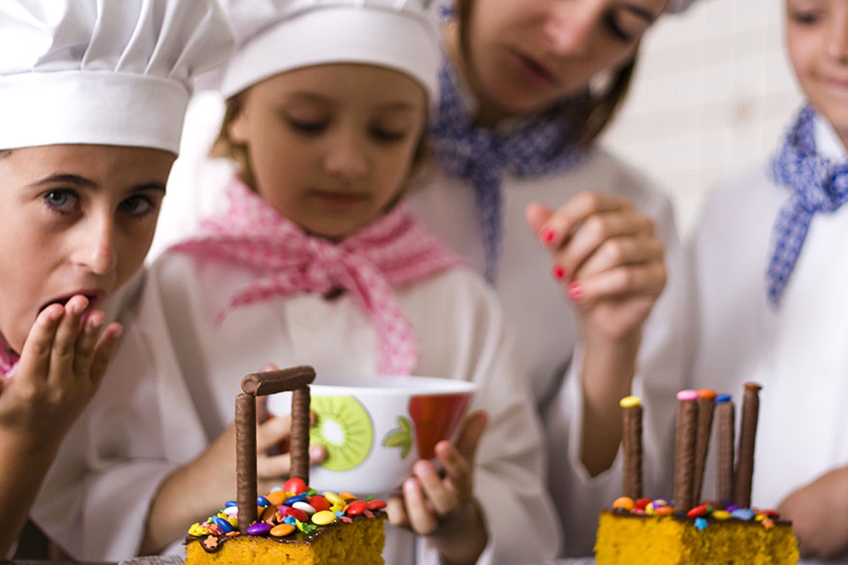 Crianças participando de oficina culinária