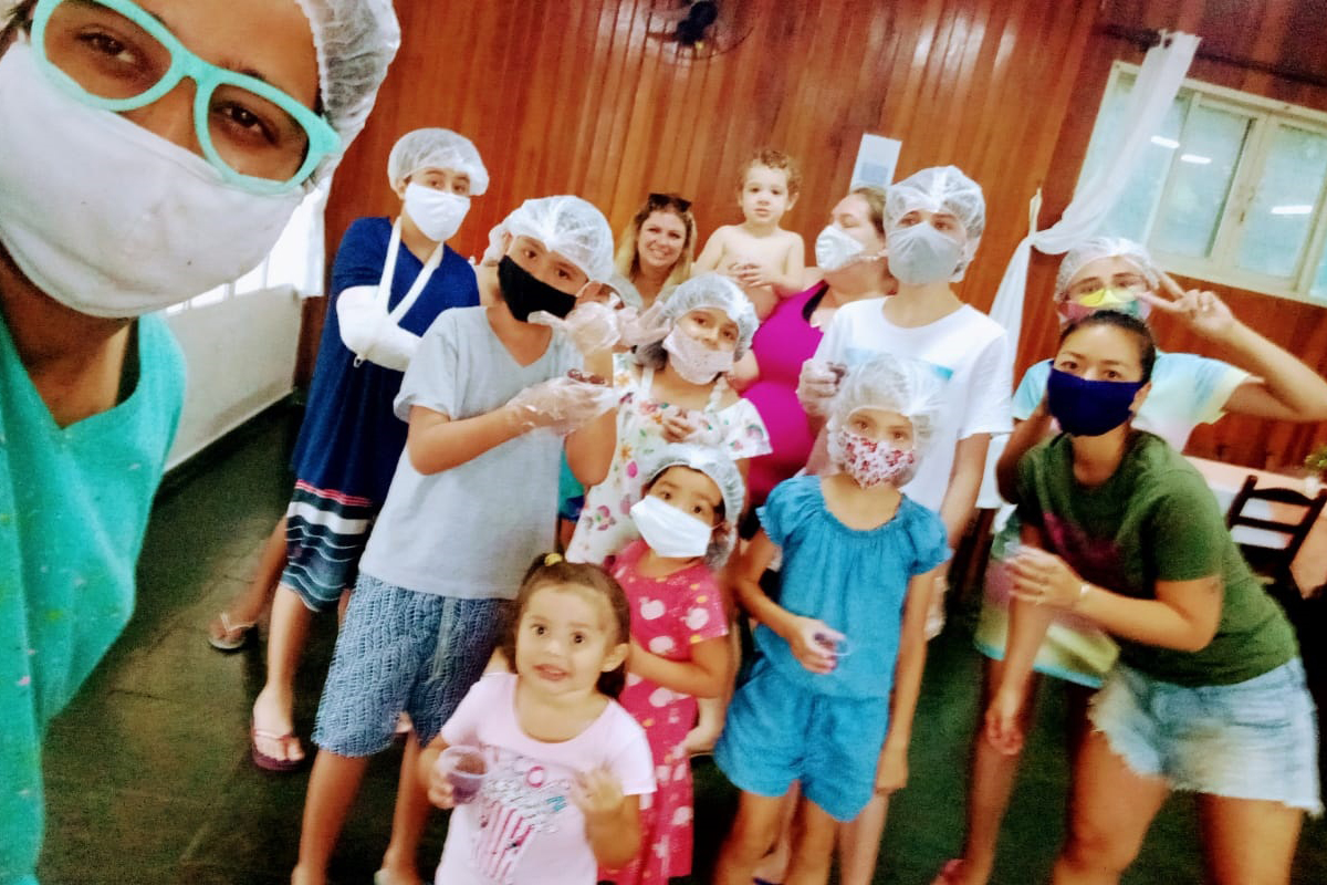 Crianças e equipe em recreação infantil corporativa