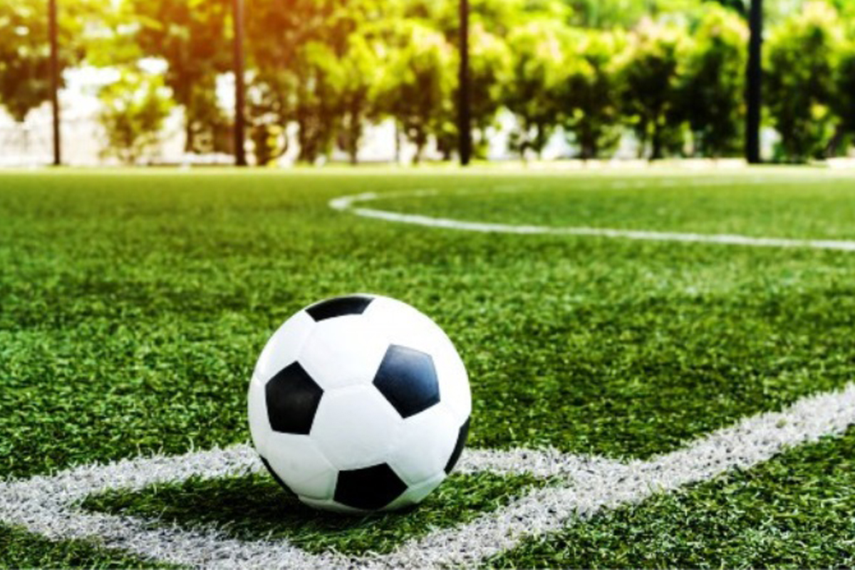 Crianças em campeonato de futebol