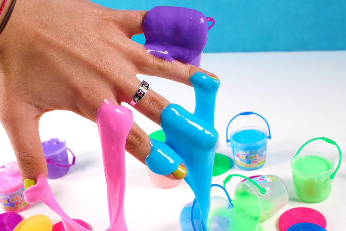 Crianças participando de oficina de slime